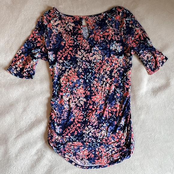 3/$15!💗 Beautiful floral maternity shirt, Medium - Picture 2 of 5